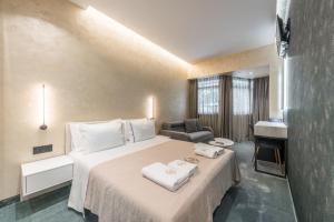 地拉那Piazza Luxury Apartments的酒店客房,配有带毛巾的床
