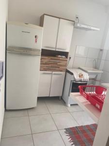 乌贝兰迪亚Ap térreo的厨房配有白色橱柜和冰箱。