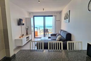 莫哈卡尔Sea view cozy apartment La Tanita的客厅配有沙发和桌子
