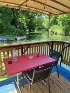 斯特拉斯堡Au fils de l'eau的河景甲板上的红色桌子