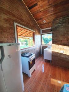 圣托梅-达斯莱特拉斯Chalé e Camping Elementais的厨房配有冰箱和水槽
