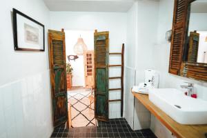马拉喀什La Ferme Medina的一间带水槽和镜子的浴室