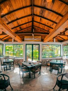奥希亚Hill Safari - Tea Estate Villa的大型客房设有桌椅和窗户。