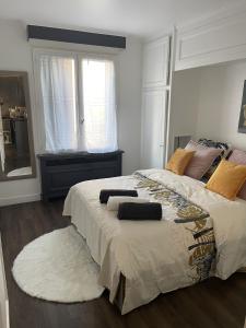 塞纳河畔卡里耶尔Appartement spacieux proche de paris的一间卧室设有一张大床和一个窗户。