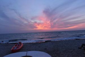 San OnofrePalenque Beach House的海滩上的船只和遮阳伞