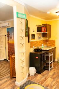 拿骚Cocoplum Rest N Hideaway #1的一个带水槽和柜台的厨房