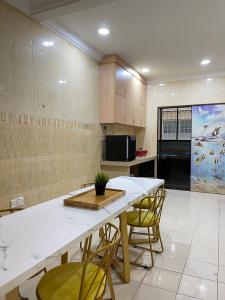 安顺Unique 4 Bedrooms House, Few mins to Town by Mr Homestay的一间厨房,里面配有桌椅