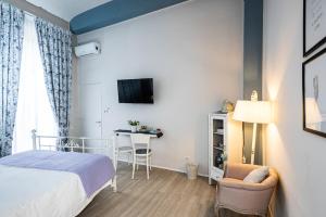 都灵Maison Rêve Torino Centro的一间卧室配有一张床和一张桌子及椅子