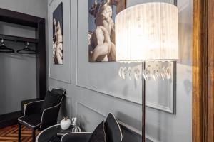 都灵Maison Rêve Torino Centro的一间带桌椅和台灯的用餐室