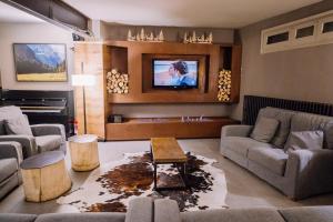 维耶拉Riu Nere Mountain Hotel的带沙发和电视的客厅