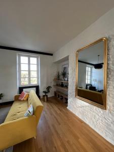 贝叶Bright Apt 70m2 in Bayeux historic center w Pkg的带沙发和镜子的客厅