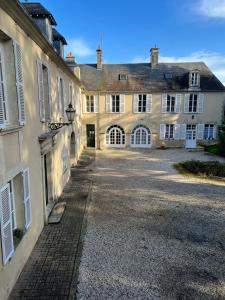 贝叶Bright Apt 70m2 in Bayeux historic center w Pkg的前面有车道的古老建筑