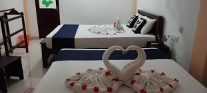 锡吉里亚Sigiri Dilu Villa的两个天鹅在床上做心形