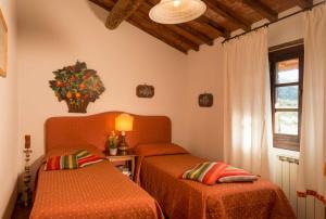 圣多纳托因弗伦萨诺夜莺农场酒店的一间卧室设有两张床和窗户。