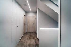 昆卡Arevalos Hotel的走廊上设有白色橱柜和门