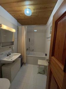 波斯基亚沃Casa Lalla affittasi nel centro di Poschiavo的浴室配有盥洗盆和浴缸。