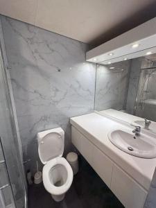 根特Large Quiet Whole House near Historic Gent Centre的浴室配有白色卫生间和盥洗盆。