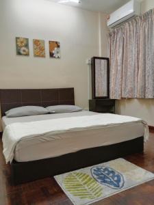 Kampong Tanah MerahRafflesia Two Bedroom Pool View的一间卧室配有一张带白色床罩的大床