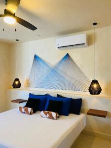 奥尔沃克斯岛Sunsteps suite pyramids的一间卧室配有白色床和蓝色枕头