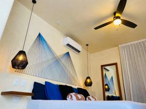 奥尔沃克斯岛Sunsteps suite pyramids的一间卧室配有一张带蓝色枕头的床和吊扇