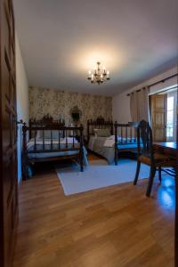 拉科鲁尼亚CASA DE PARDO的一间卧室配有两张床和吊灯。