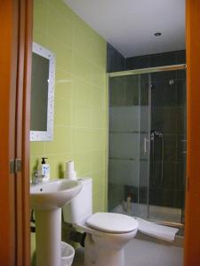 萨拉戈萨考罗纳旅馆的浴室配有卫生间、盥洗盆和淋浴。