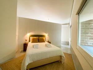 莱里亚Casa do Rio的一间卧室设有一张大床和一个大窗户
