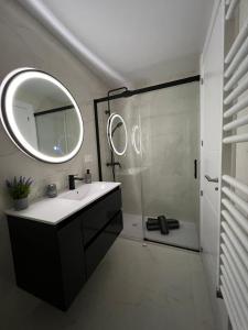 阿尔巴塞特El Molino的浴室配有盥洗盆和带镜子的淋浴