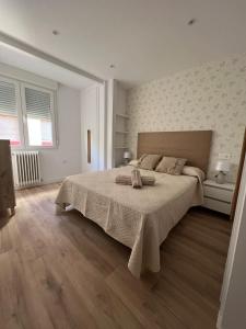 阿尔巴塞特El Molino的白色的卧室设有一张大床和一个窗户