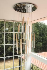 卡哈马卡Redwalls Lodge的吊灯挂在窗户的房间