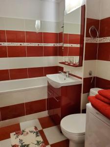 科瓦斯纳Apartman Lux的浴室配有白色卫生间和盥洗盆。