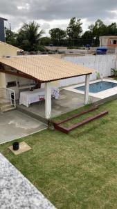 瓜拉派瑞POUSADA RECANTO DULE的一个带桌子和游泳池的凉亭