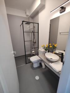 阿夫里格JAI GIRIDHARI的浴室配有白色卫生间和盥洗盆。