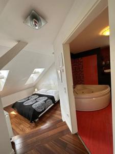 萨格勒布Jacuzzi Apartment - Center Zagreb的一间卧室配有一张床和浴缸