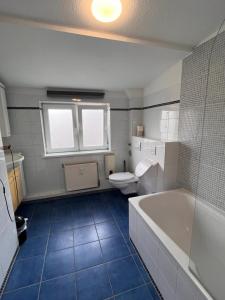 汉堡汉堡湾兹贝克酒店的带浴缸、卫生间和盥洗盆的浴室