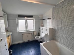 汉堡汉堡湾兹贝克酒店的浴室配有卫生间、浴缸和水槽。