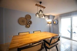 佩雷亚Maisonette PT的一间带木桌和椅子的用餐室