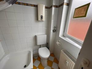 汉堡汉堡湾兹贝克酒店的浴室配有卫生间、盥洗盆和浴缸。