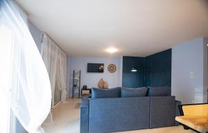 佩雷亚Maisonette PT的客厅配有蓝色沙发