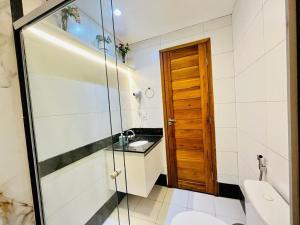 维拉维尔哈Praia Dourada的一间带卫生间和玻璃淋浴间的浴室