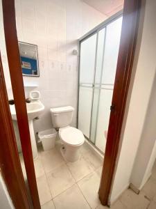 巴拿马城Hostal Cigarra的一间带卫生间和水槽的浴室