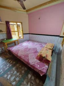 Sushamalay Guest House At Sea Beach, Puri客房内的一张或多张床位