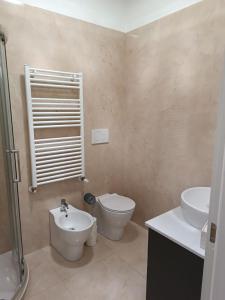 米兰Pirelli 28的一间带卫生间和水槽的浴室