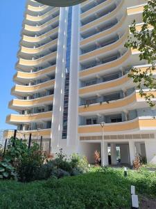 米兰Pirelli 28的大型公寓楼设有两个大阳台