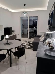 米兰Pirelli 28的客厅配有桌子和沙发