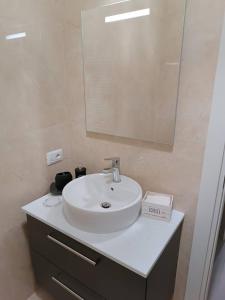 米兰Pirelli 28的浴室设有白色水槽和镜子