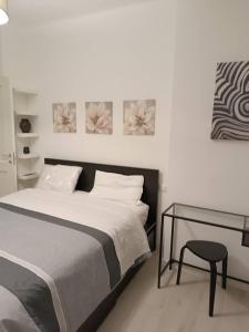 米兰Pirelli 28的卧室配有一张带玻璃桌和鲜花的床铺。