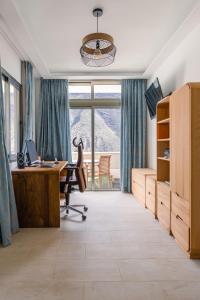 巴耶格兰雷伊Mini Suite 35 qm的办公室,配有书桌、床和窗户