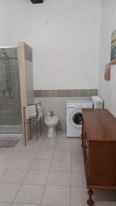 利沃诺L'Iris的浴室配有卫生间水槽和洗衣机。