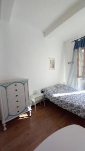 利沃诺L'Iris的一间卧室配有两张床和梳妆台。